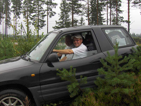 Flemming Jensen og Bent Mikkelsen, har grund til smil efter deres flotte 2. plads ved den finske afdeling om det Nord Europæiske Mesterskab i bilorientering.